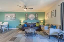 Summer Stay | King Bed • Parking • Dining Nearby