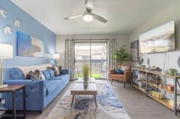 Sunny Retreat • King Bed • Dining • Free Parking