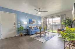 Sunny Retreat • King Bed • Dining • Free Parking
