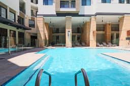 Bright Escape • King Bed • Pool • Fast WiFi