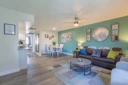 Summer Stay | King Bed • Parking • Dining Nearby