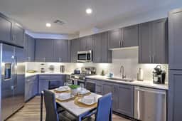 Bright Escape • King Bed • Pool • Fast WiFi