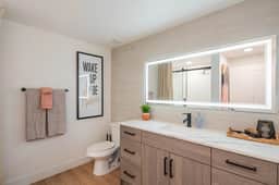 🛍️ Retail & Sun Oasis | Remodeled 2-Queen 2BR Suite