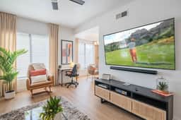 🛍️ Retail & Sun Oasis | Remodeled 2-Queen 2BR Suite