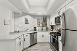 🏫Near ASU | 2 Kings | Gym + Pool | Work-Ready Stay - Image 5