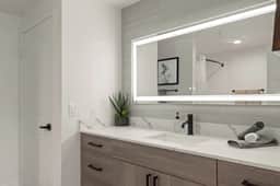 🏙️ Urban Cosmopolitan Suite | Remodeled | Shopping Dist