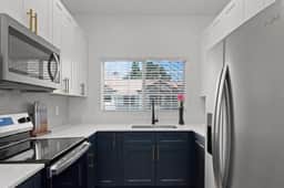 🍷 Golfers 2BR | 2 Min to Dine & Shop | Fully Stocked - Image 2