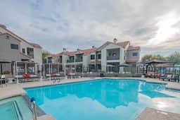 🍷 Golfers 2BR | 2 Min to Dine & Shop | Fully Stocked - Image 4