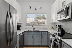 💻 TPC Top Floor Remodeled | Dining + Shopping Nearby - Image 5