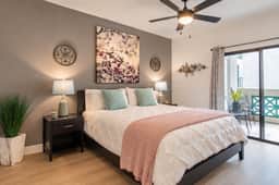 🛏️ Walkable Area| King Bd | Next To Westin Golf | Hot Tub - Image 3