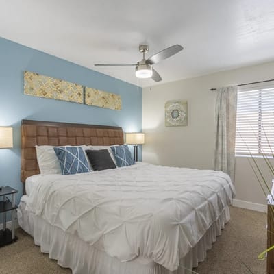 Summer Stay | King Bed • Parking • Dining Nearby