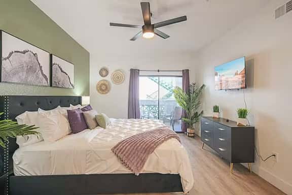 🌄 Poolside Lounge | King Bed | Walkable to Kierland - Image 1