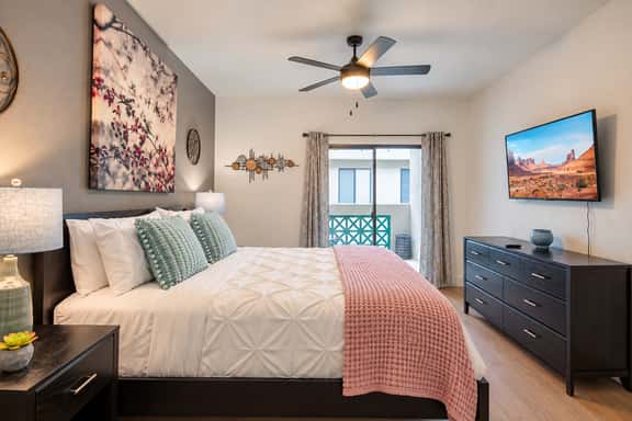 🛏️ Walkable Area| King Bd | Next To Westin Golf | Hot Tub - Image 1