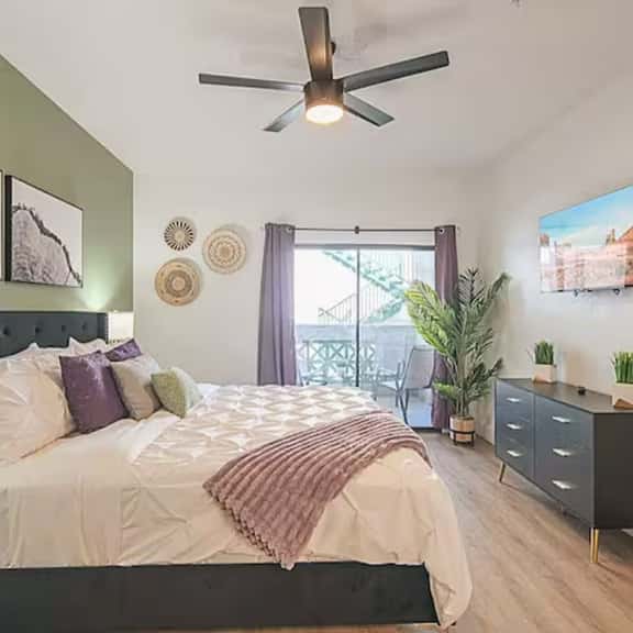 🌄 Poolside Lounge | King Bed | Walkable to Kierland - Image 1