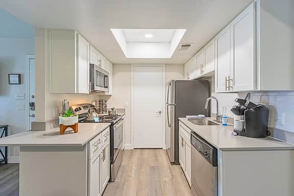🌄Walk to Golf | 2 King Beds | Pool+Hot Tub+Parking - Image 2