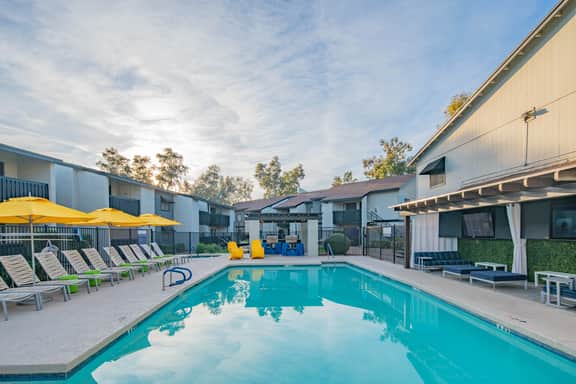 Summer Stay | King Bed • Parking • Dining Nearby