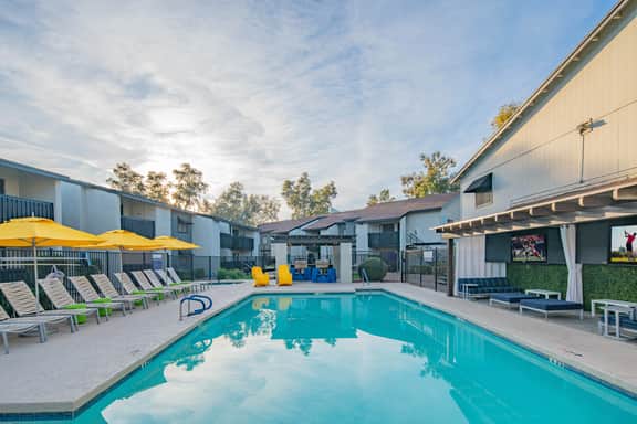 Sunny Retreat • King Bed • Dining • Free Parking