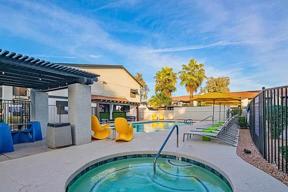 Sunny Retreat • King Bed • Dining • Free Parking