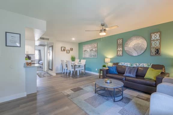 Summer Stay | King Bed • Parking • Dining Nearby