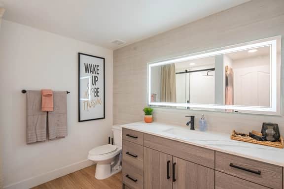 🛍️ Retail & Sun Oasis | Remodeled 2-Queen 2BR Suite