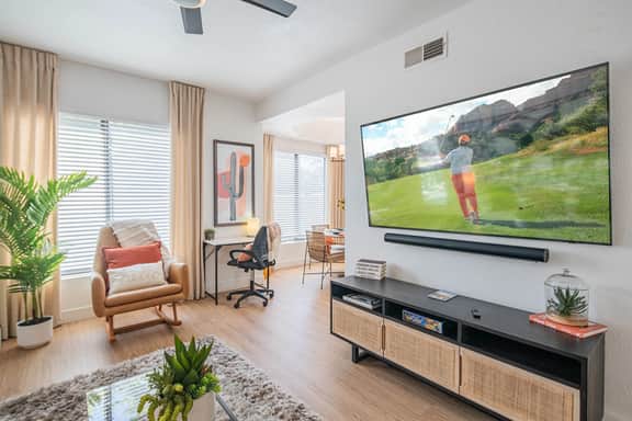 🛍️ Retail & Sun Oasis | Remodeled 2-Queen 2BR Suite