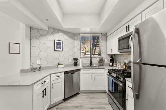 🏫Near ASU | 2 Kings | Gym + Pool | Work-Ready Stay - Image 5
