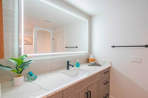 🏙️ Urban Promenade King Suite | Walk to Kierland 1BR