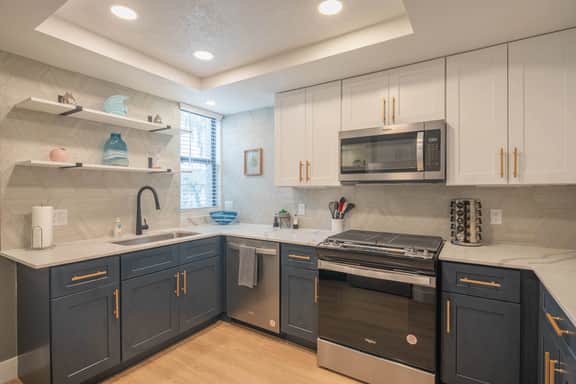 🛏️ Walkable Area| King Bd | Next To Westin Golf | Hot Tub - Image 5