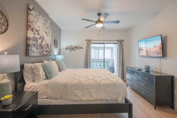 🛏️ Walkable Area| King Bd | Next To Westin Golf | Hot Tub - Image 3