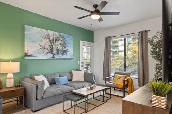 🏙️ Urban Cosmopolitan Suite | Remodeled | Shopping Dist