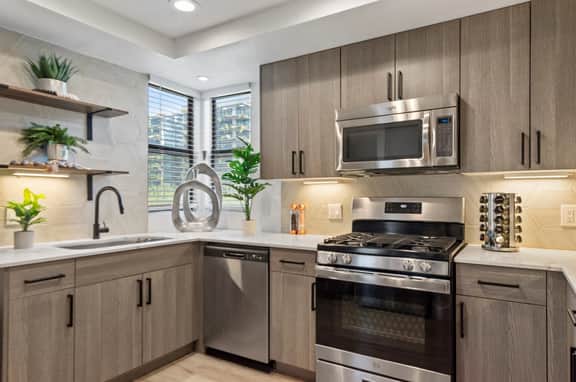 🏙️ Urban Cosmopolitan Suite | Remodeled | Shopping Dist - Image 4
