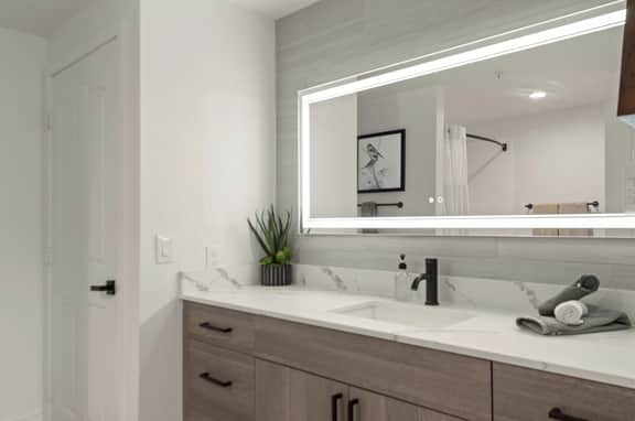 🏙️ Urban Cosmopolitan Suite | Remodeled | Shopping Dist