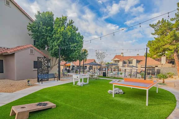 🌸 Safe & Stylish 2BR | Remodeled Travelers Haven