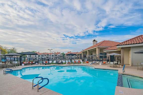 💻 TPC Top Floor Remodeled | Dining + Shopping Nearby - Image 4