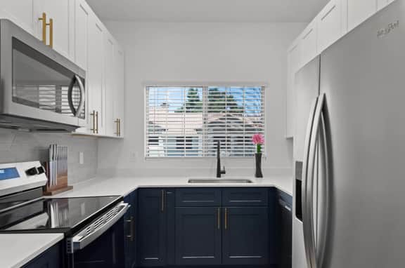🍷 Golfers 2BR | 2 Min to Dine & Shop | Fully Stocked - Image 2