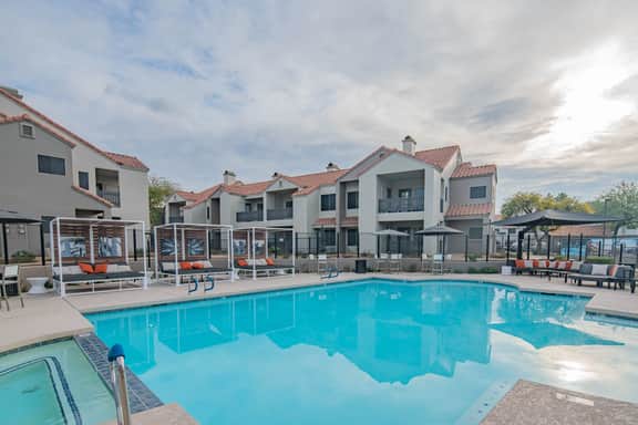 🍷 Golfers 2BR | 2 Min to Dine & Shop | Fully Stocked - Image 4