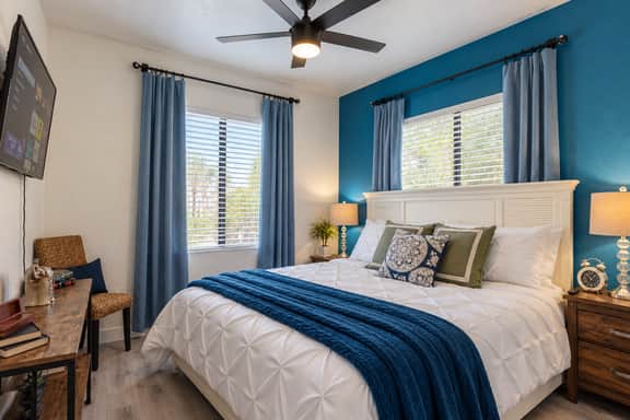 🌼Near ASU + Town Lake | 2 Kings | Pool + Hot Tub - Image 4