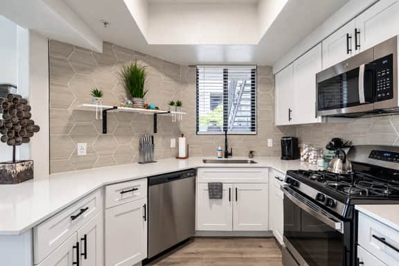 🌼Near ASU + Town Lake | 2 Kings | Pool + Hot Tub - Image 2