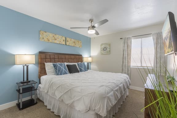 Summer Stay | King Bed • Parking • Dining Nearby
