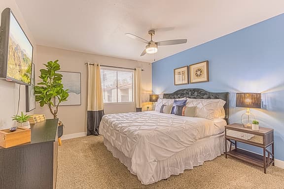 Sunny Retreat • King Bed • Dining • Free Parking