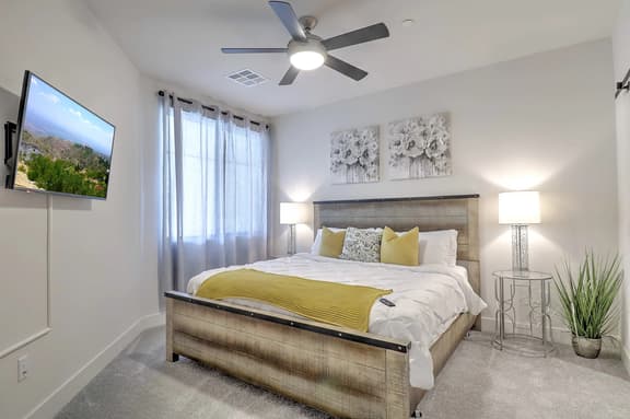 Bright Escape • King Bed • Pool • Fast WiFi