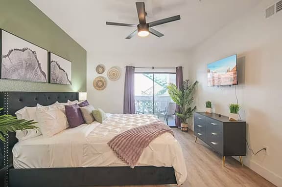 🌄 Sonoran Sunset Lounge | Remodeled King Bed Suite