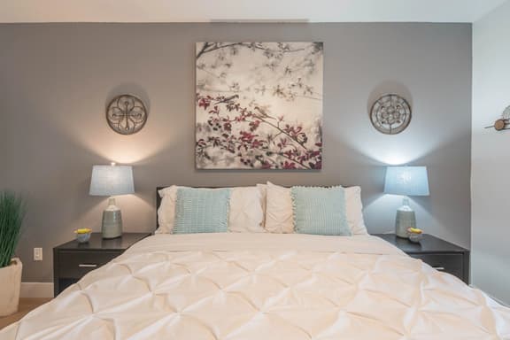 🛏️ Walkable Area| King Bd | Next To Westin Golf | Hot Tub - Image 1