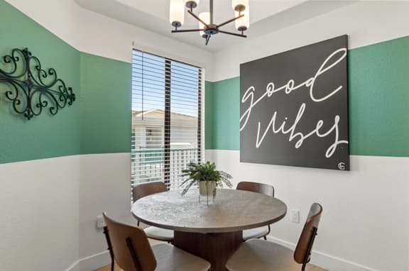 🏙️ Urban Cosmopolitan Suite | Remodeled | Shopping Dist
