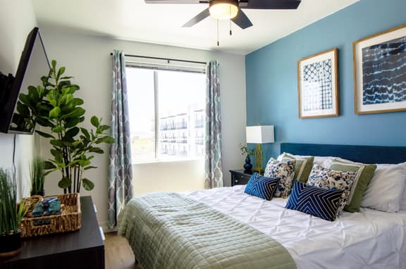 Golf Nearby | Rooftop Views, Heated Pool & King Bed - Image 1